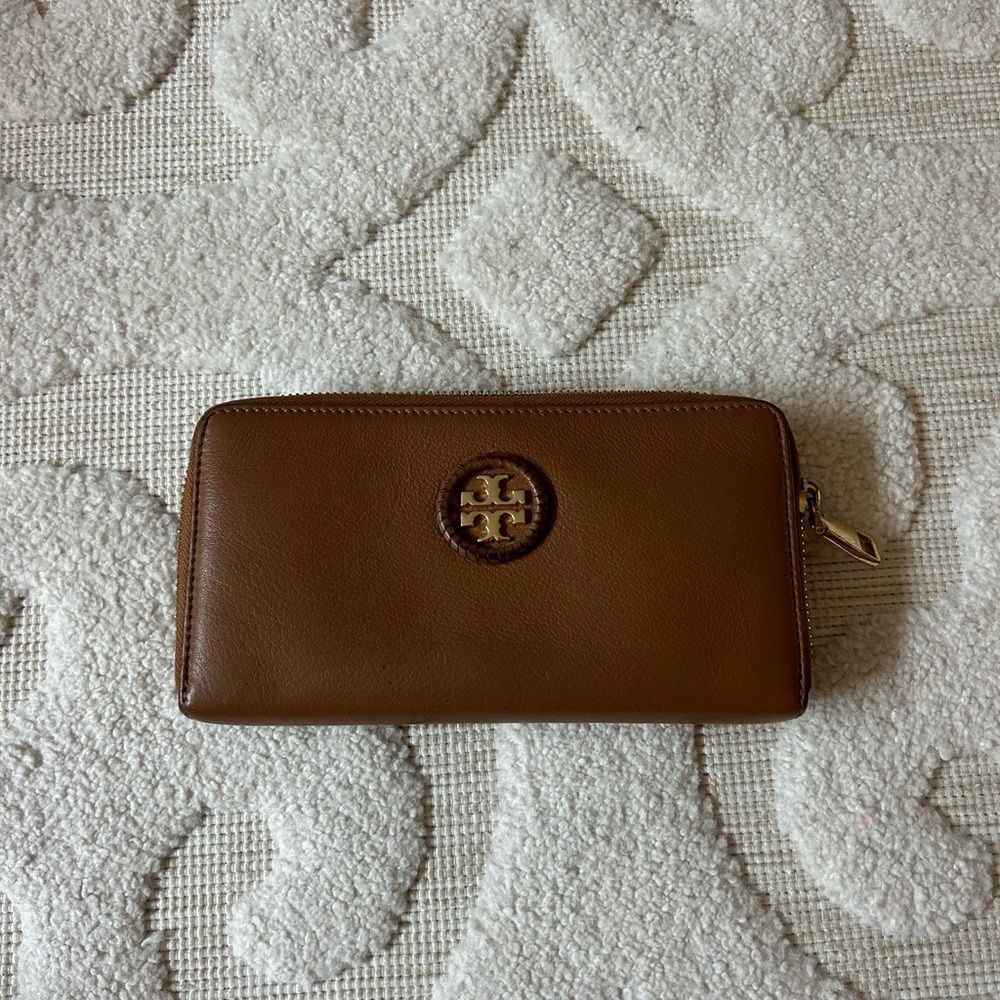 Tory Burch Signature Brown Leather Logo Emblem Wallet - Picture 3 of 5